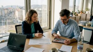 Kolegovia v kancelárii spolu premýšľajú nad stratégiou značky.