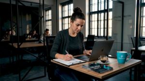 Podnikateľ, ktorý si pri správe sociálnych sietí pomáha zoznamom úloh