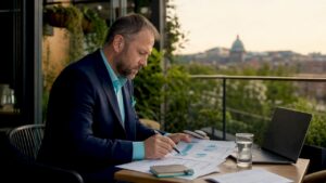 Muž pripravuje stratégiu online marketingu so zameraním na SEO a SEM.